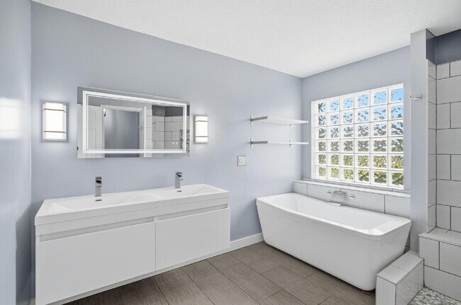 Building Photo - "Charming 3-Bedroom Home with 2 Full Baths and 2032 Sq Ft of Comfort in Palm Coast!"