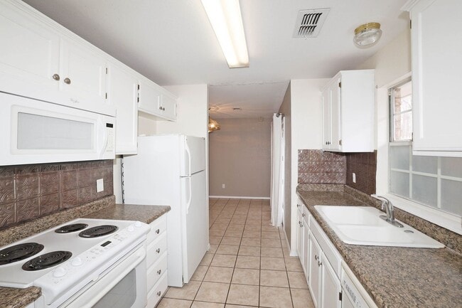 Building Photo - 5706 Laguna Dr