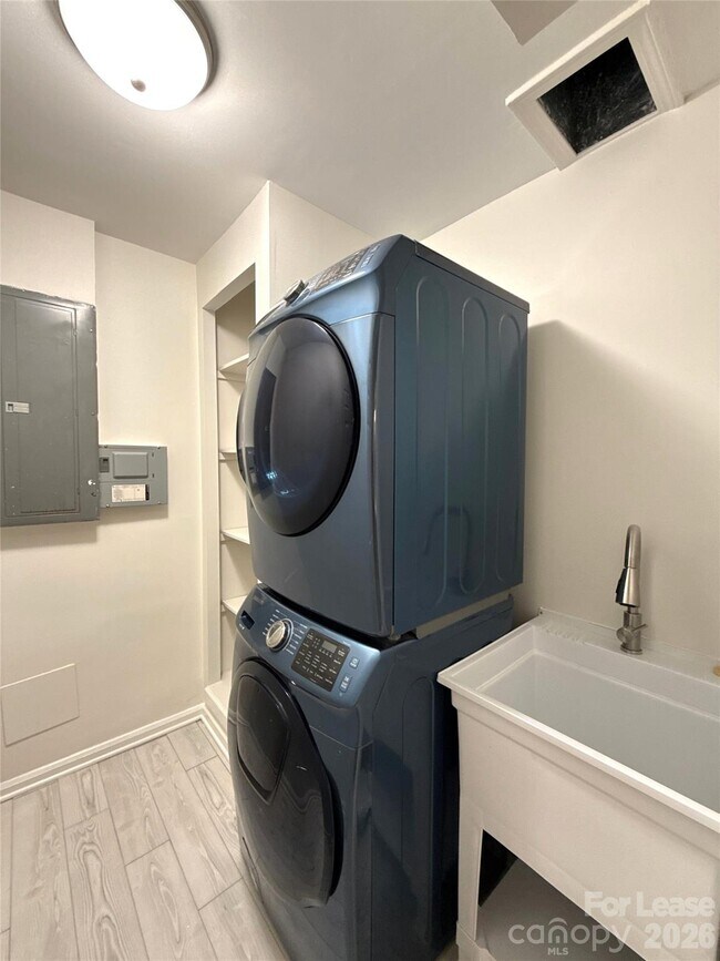 Building Photo - 7318 Connan Ln