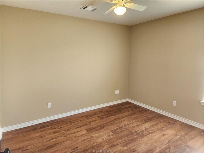 Building Photo - 4 Bedroom 2 Bathroom 2 Car Garage