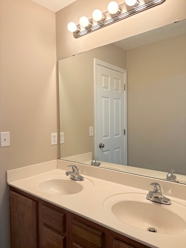Building Photo - 2038 Salisbury Dr