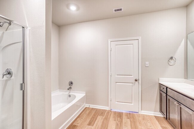 Building Photo - 421 Mustang Trot Dr