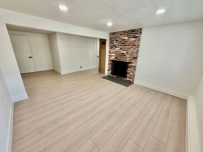 Building Photo - Freshly Remodeled 5bd/2.5bath Home w/ Daylight Basement in Heart of Multnomah Village