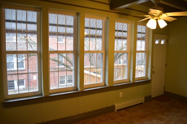 Building Photo - Regal Rowhome! 3 Beautiful Finished Levels!