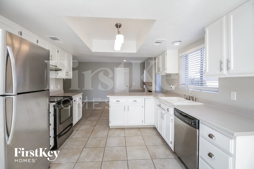 Building Photo - 2413 W Estrella Dr