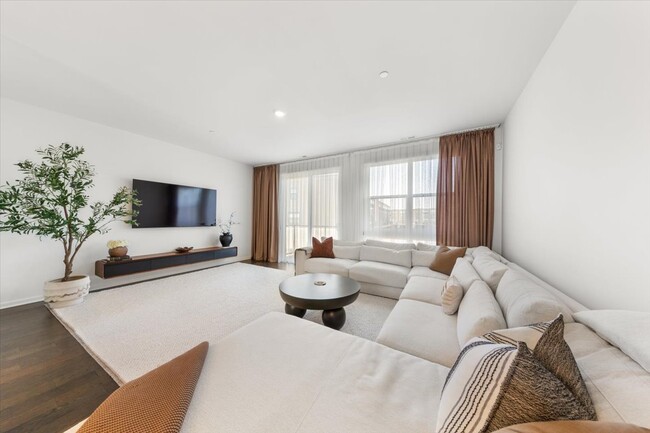 Building Photo - 2217 Venture Dr