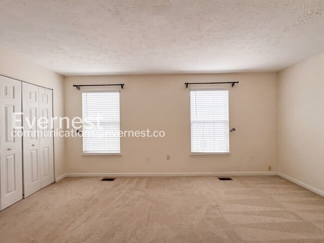 Building Photo - 3 Bed/2 Bath Townhome with Garage / Pet-Friendly / Vouchers Accepted / Available Now!