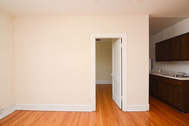 Building Photo - 958 W Cornelia Ave