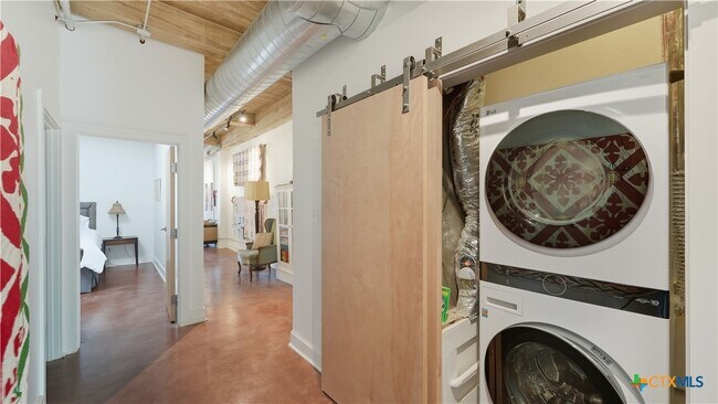 Building Photo - 222 Losoya St