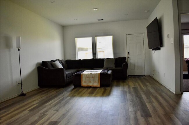 Building Photo - 1811 Legacy Hills Dr
