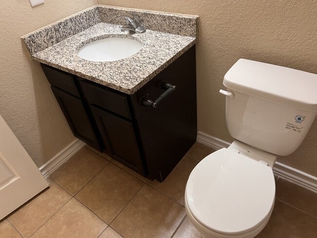 Building Photo - Luxury Townhome in Selma!