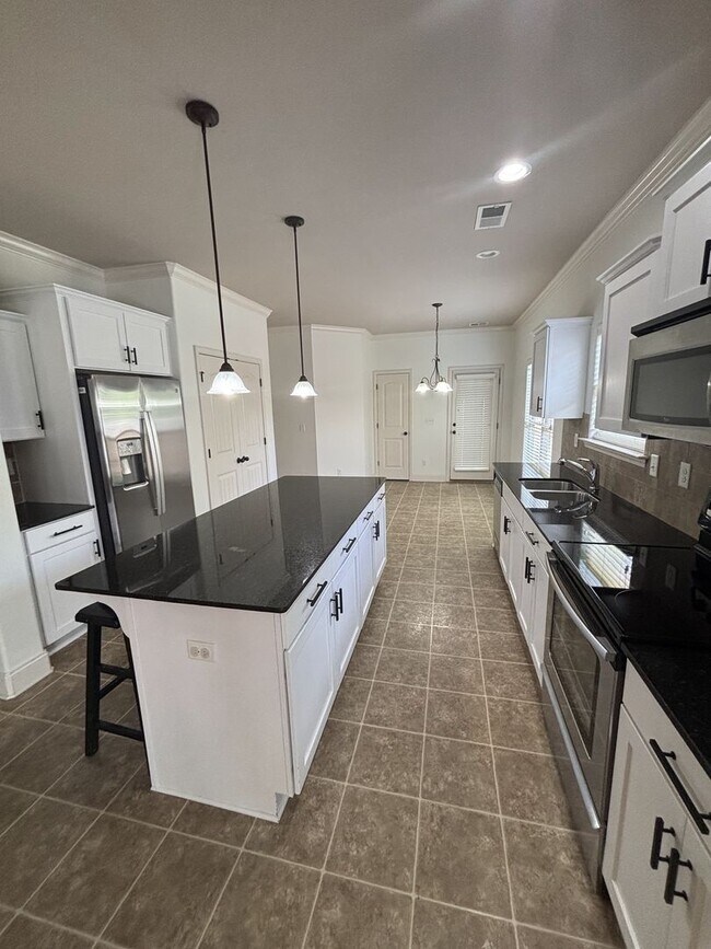 Building Photo - 3 Bed 2 Bath Home In Westover With A 2 Car Garage