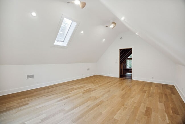 Building Photo - Available 6/15. Stunning, Fully-Rennovated...