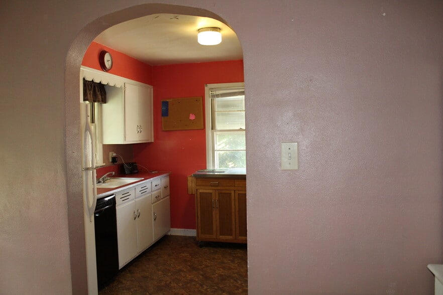 Kitchen - 1413 W Main St