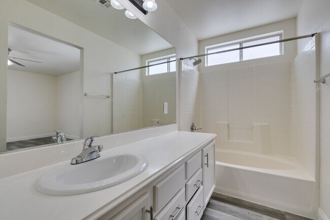 Building Photo - Stunning 4 bedroom, 2.5 bathroom