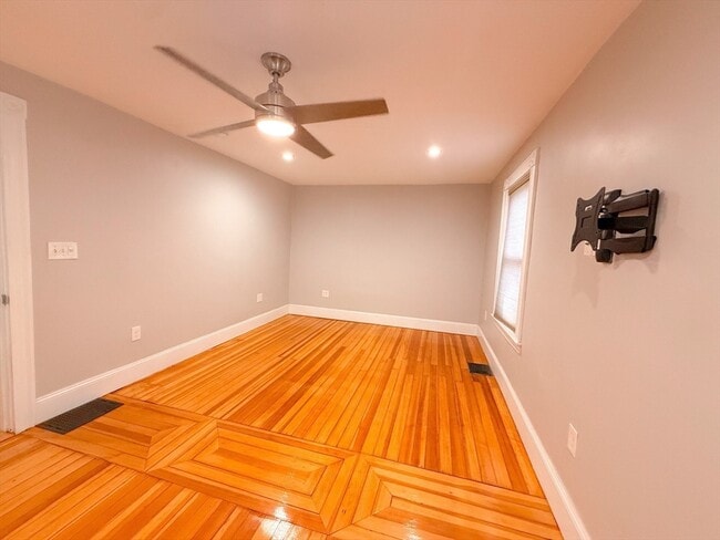 Building Photo - 3 Elm St