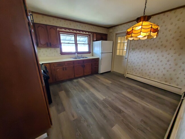 Building Photo - Single Family 2 bed/1 bath with HUGE Garag...