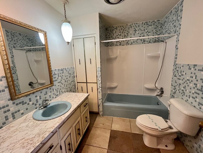 Building Photo - 911 N Center St