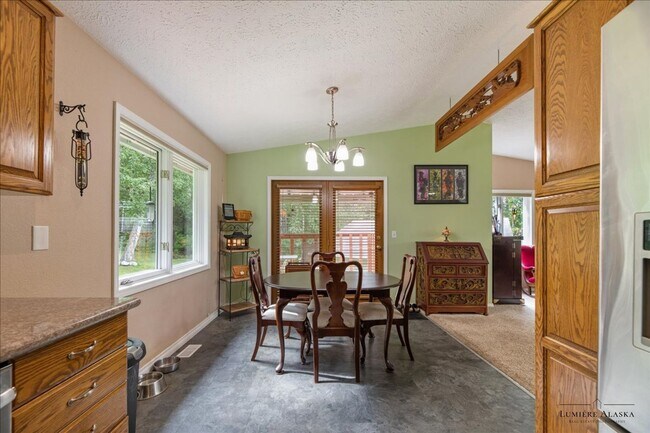Building Photo - Beautiful 4 Bedroom 2 Bathroom House!