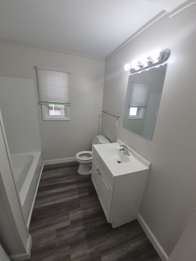 Building Photo - 5568 Raceview Ave