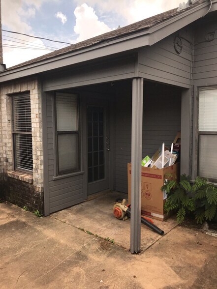 Building Photo - 1044 34th NE