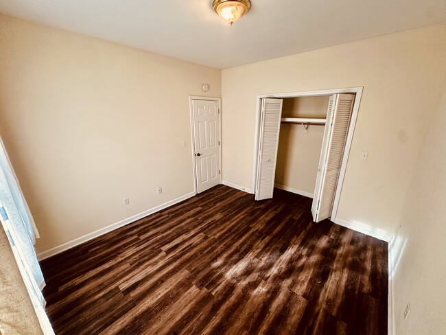 Spacious 1st bedroom with natural lighting and closet - 245 Willow Ct