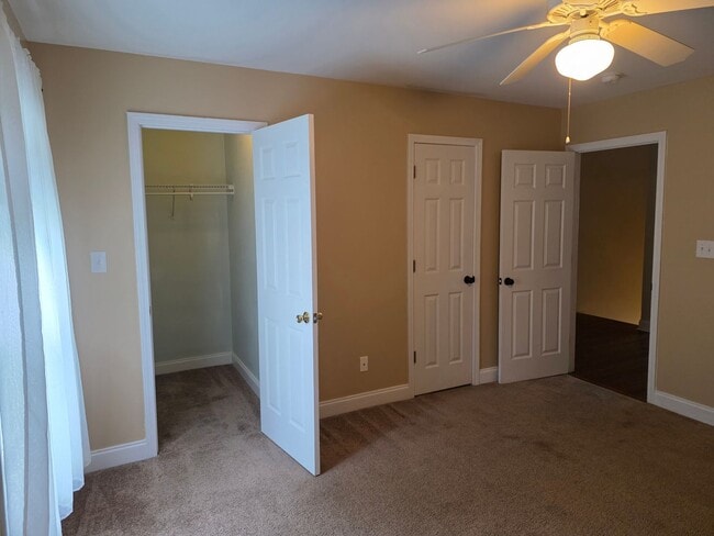 Building Photo - 3 bedroom 3 bath townhouse with one car ga...