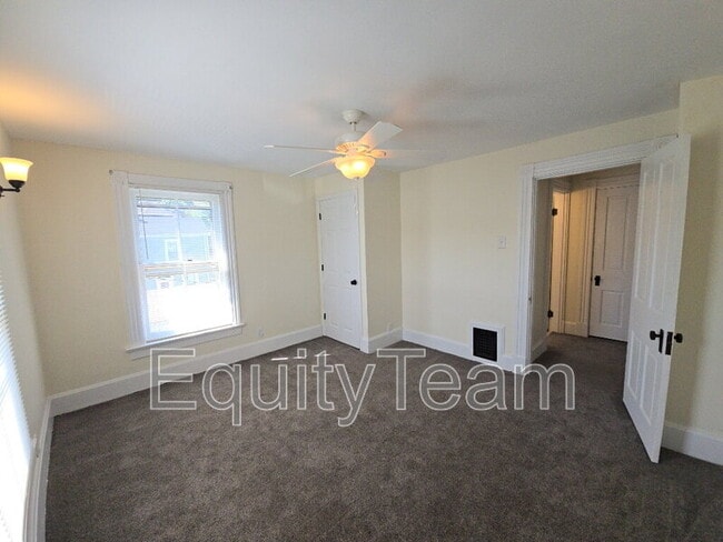 Building Photo - 137 S F St