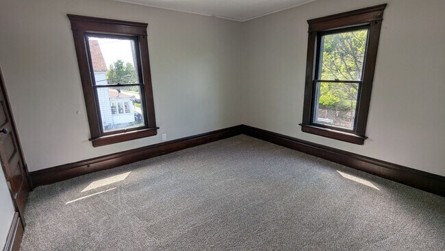 Building Photo - Spacious 5-bedroom, 1-bath home offers flexible living across multiple levels in Akron