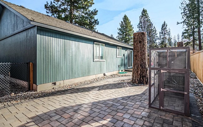 Building Photo - Fantastic 2 Bed/2 Bath with Fully Fenced B...