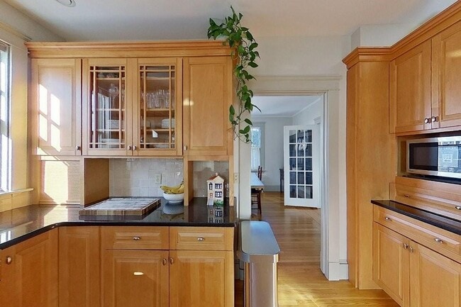 Building Photo - 27 Cranston Ave