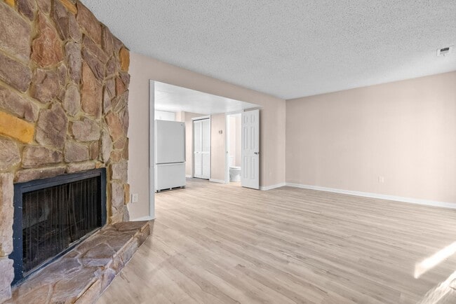 Building Photo - VB Townhouse 3 bedroomReady for quick move in