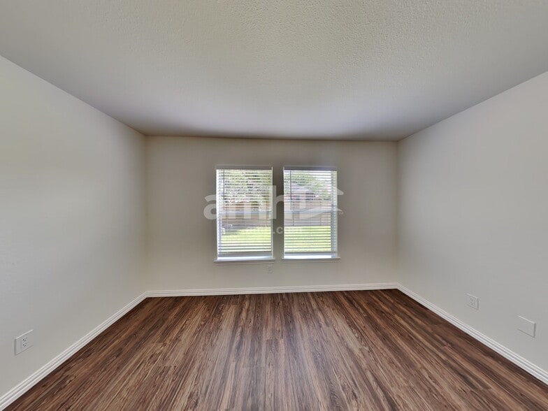 Building Photo - 26949 Carriage Manor Ln