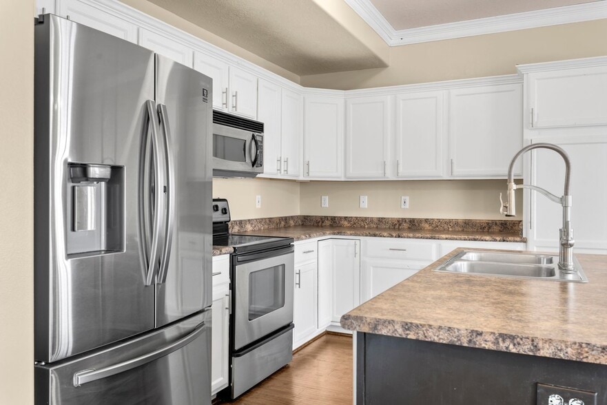 Building Photo - 231 E Sunshine Dr