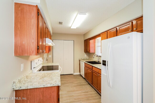 Building Photo - 6353 Tree Top Cir W