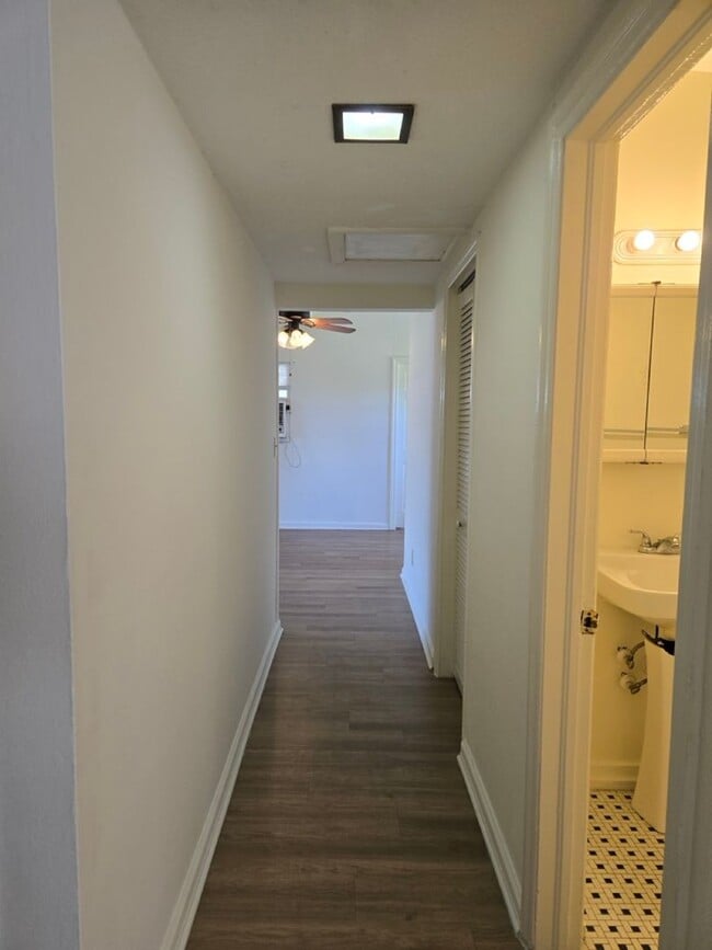 Building Photo - Charming 3-bedroom, 1-bathroom home locate...