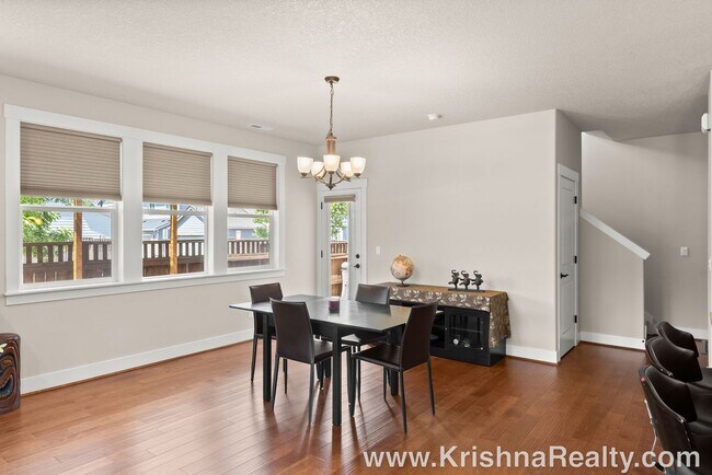 Building Photo - Gorgeous *Corner Lot* 4 BD* 2.5 BA* Single...