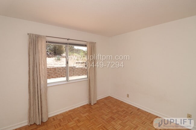 Building Photo - 3 Bedroom 2 Bathroom in Country Estates