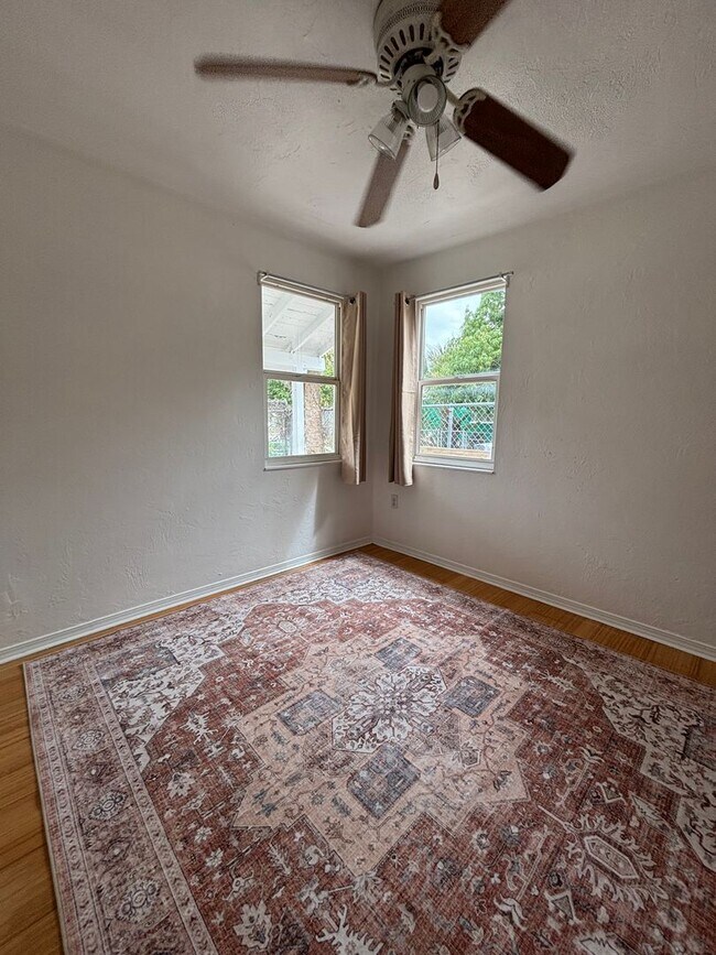 Building Photo - Move in Special half off first months rent - 3 bedroom 1 bath home in Sarasota
