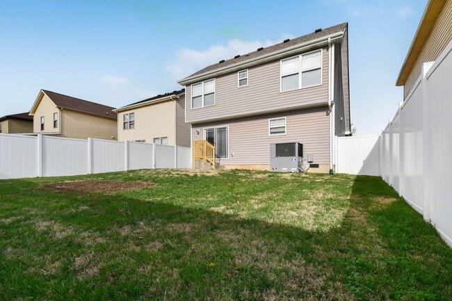 Building Photo - Pet Friendly Three Bedroom!