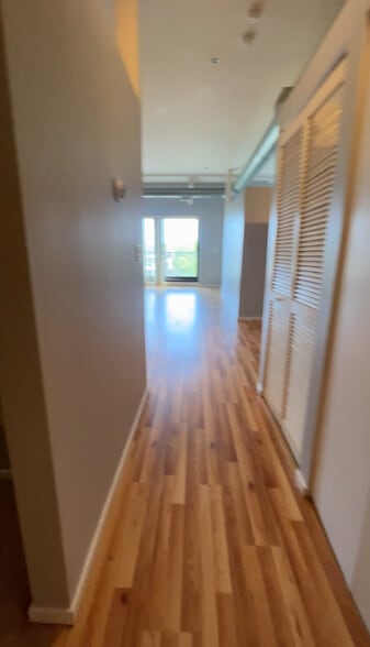 Building Photo - 1000 E 53rd St