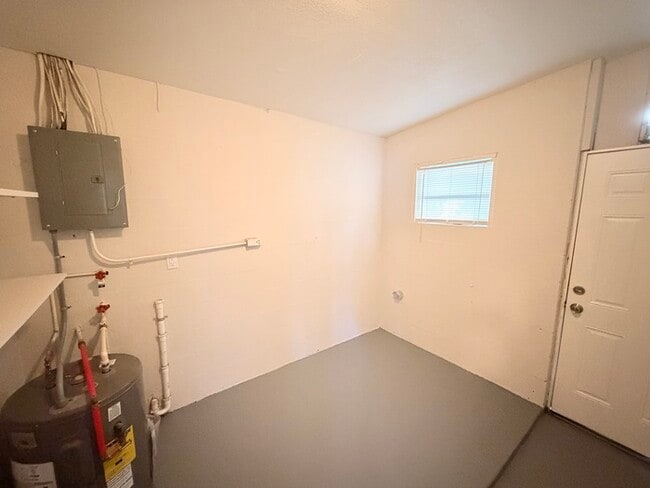Building Photo - 310 Kentia Rd