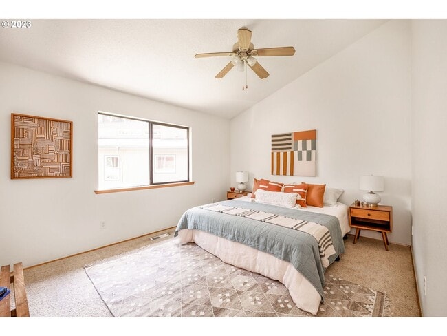 Building Photo - 2Bd/2Ba Second Floor Condo in SE with Washer & Dryer, 2 Car Dethatched Garage and a Serene Courty...