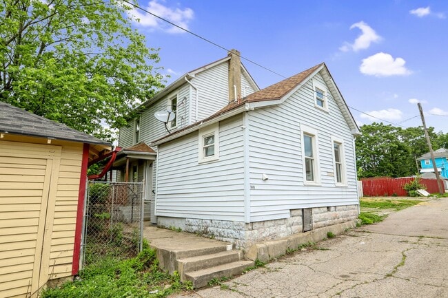 Building Photo - Check out this spacious 2bdr home for rent!