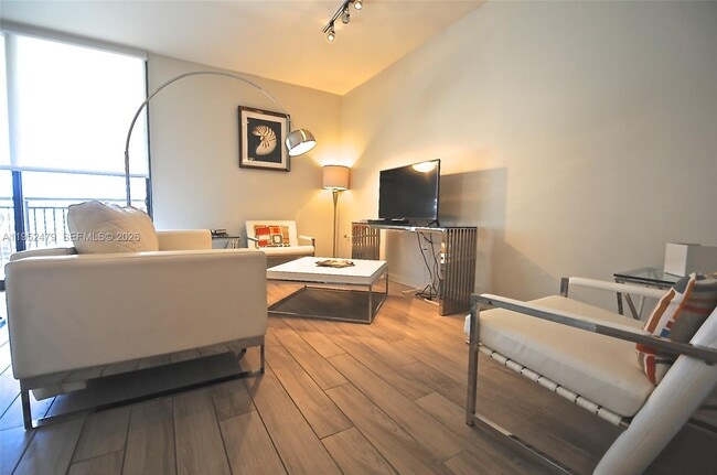 Building Photo - 999 SW 1st Ave