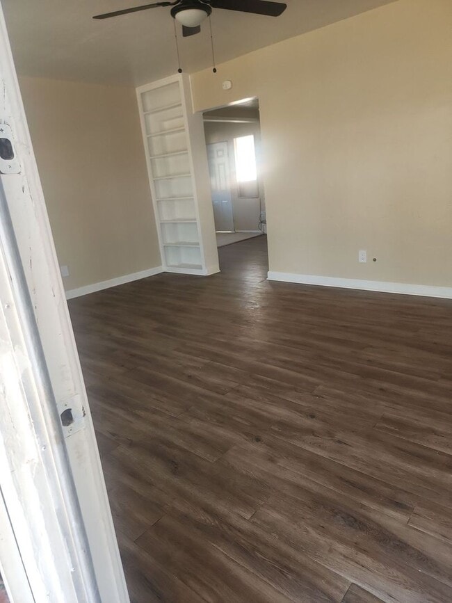 Building Photo - Lovely property in Bakersfield – 10 Minute...