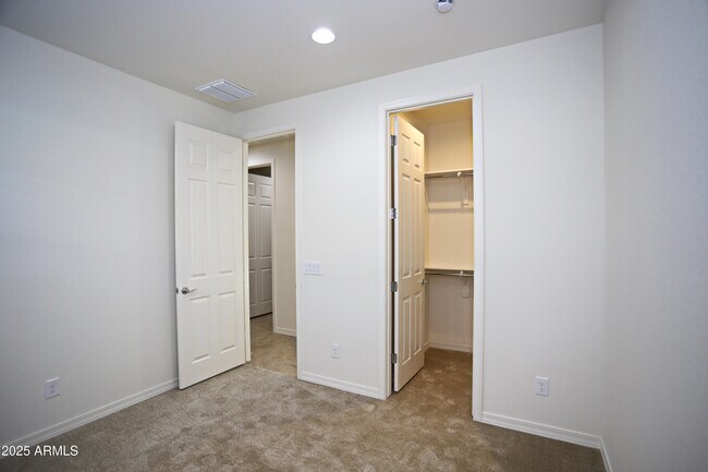 Building Photo - 1005 W Finch Dr