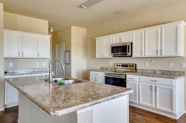 Building Photo - 301 Plum Dr