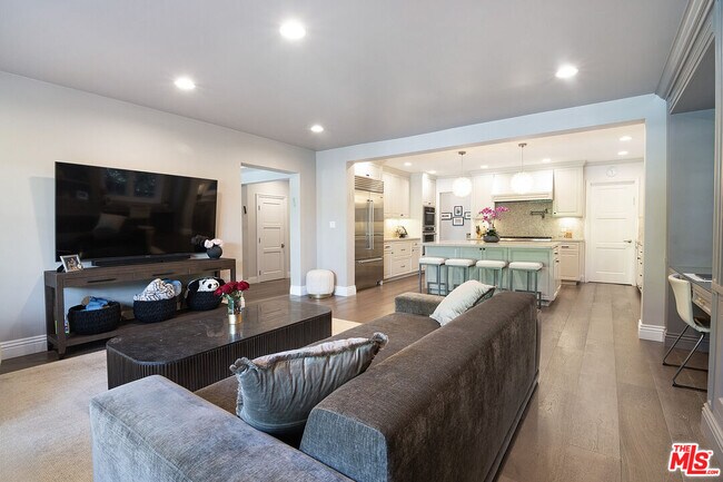 Building Photo - 9145 Sawyer St