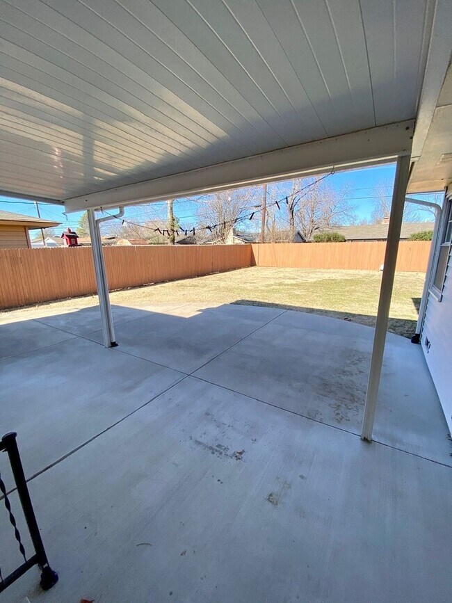 Building Photo - Updated & Renovated in Midtown! 3 Bedrooms...
